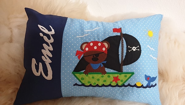 Kissen Bär im Boot dunkelblau Punkte mittelblau & Wunschnamen W1368