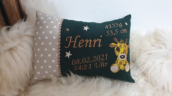 Kissen Geburtskissen Giraffe Sterne beige uni dunkelgrün & Wunschnamen W1011