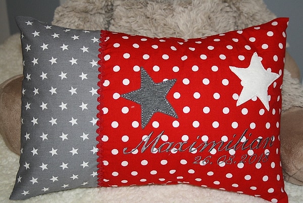 Kissen 2 Sterne graue Sterne rot Dots & Wunschnamen W1415