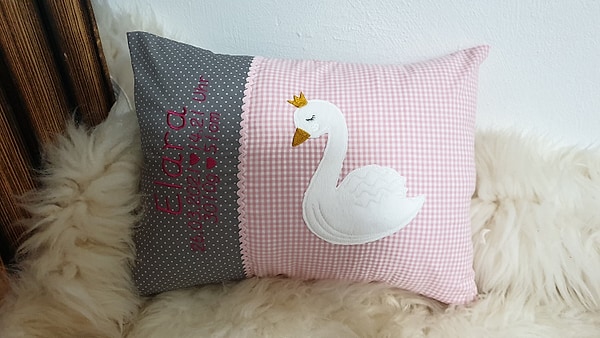 Kissen Geburtskissen Schwan Krone graue Punkte rosa Karo & Wunschnamen W1355