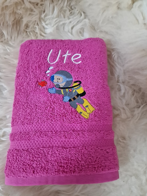 Handtuch Taucher mit Namen bestickt pink W590