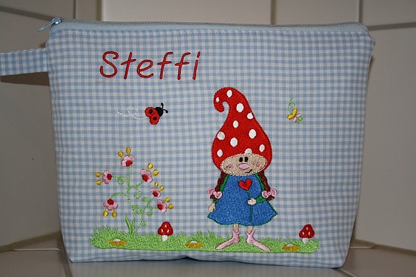 Windeltasche Kulturtasche Wichtel auf der Wiese blau mit Namen W166