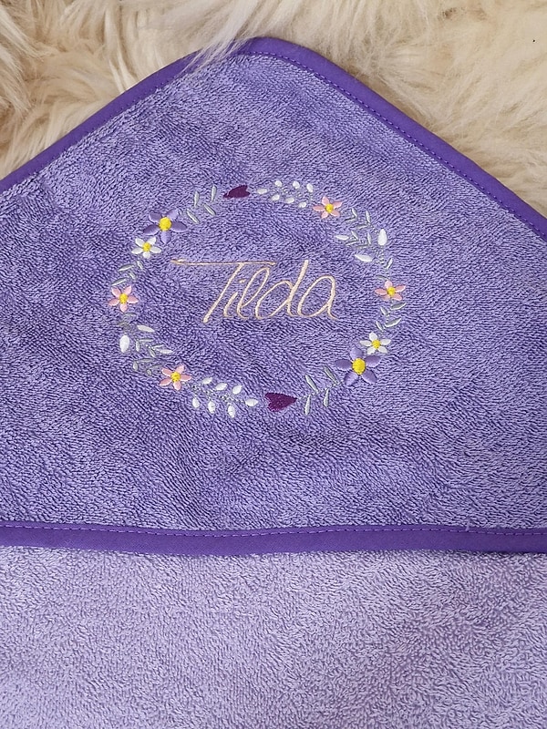 Babybadetuch Kapuzenhandtuch Blumen Blumenkranz flieder & Wunschname W1671
