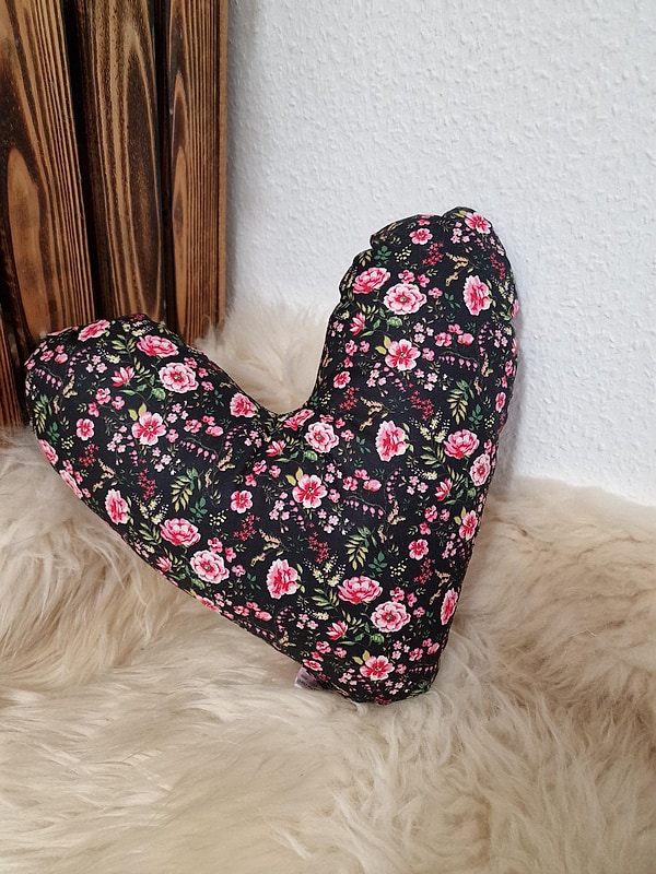 Herzkissen Mastektomie Kissen Brustherzkissen Lagerungskissen Rosen auf schwarz W1649