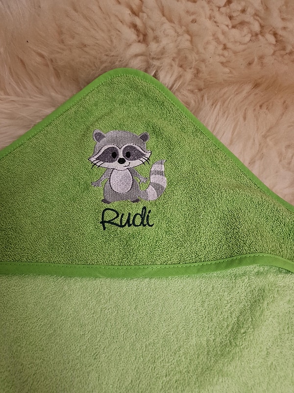 Babybadetuch Kapuzenhandtuch Waschbär hellgrün & Wunschname W1499