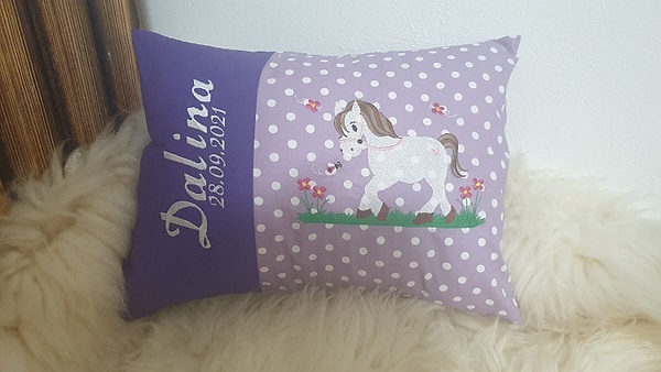 Kissen Pferd auf der Wiese Lila Dots flieder & Wunschnamen W1350