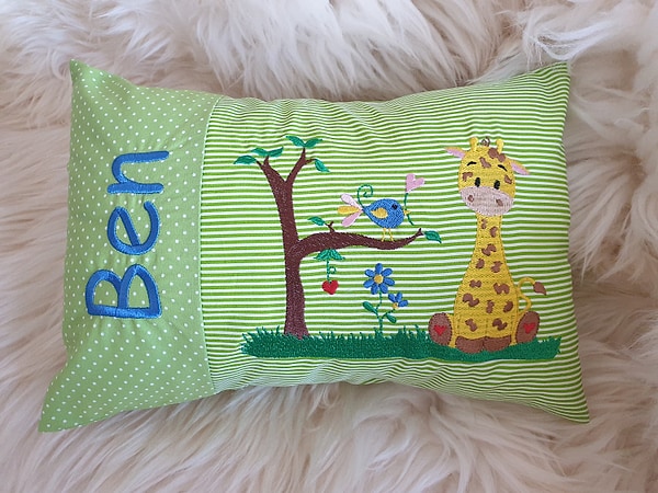 Kissen Giraffe Punkte grün Streifen grün & Wunschnamen W1389