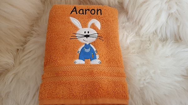 Handtuch Hase mit Möhrchen mit Namen bestickt W404