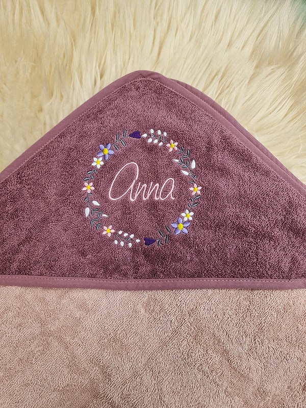 Babybadetuch Kapuzenhandtuch Blumen Blumenkranz mauve & Wunschname W1724