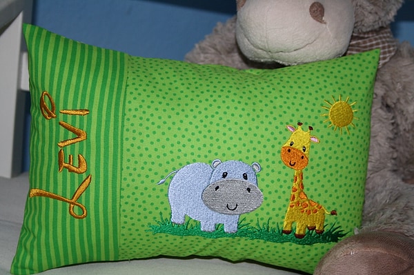 Kissen Nilpferd Giraffe Sonne grüne Streifen grüne Punkte & Wunschnamen W954