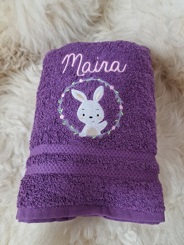 Handtuch Hase Häschen im Kreis mit Namen bestickt W479