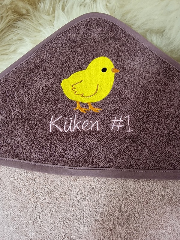 Babybadetuch Kapuzenhandtuch Küken Huhn mauve & Wunschname W493