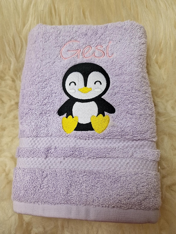 Handtuch Pinguin Namen flieder bestickt W1497