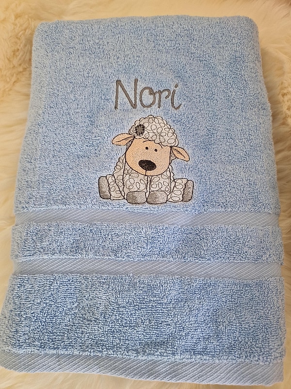 Handtuch Schaf Schäfchen hellblau mit Namen bestickt W359