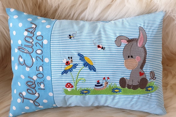 Kissen Esel Eselchen auf der Wiese Dots hellblau Streifen hellblau & Wunschnamen W1078