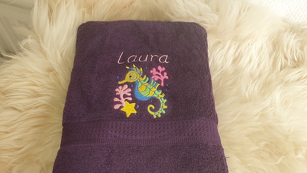 Handtuch Seepferdchen lila gelb blau grün mit Namen bestickt W616