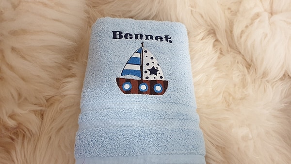Handtuch Boot Segelboot mit Namen bestickt W339